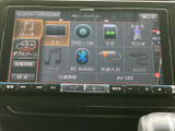 多様なメディアに対応し、車内を最高の音空間に変えます。CDやUSB、Bluetooth接続で、お好きな音楽を自由に楽しめます。快適なドライブに。