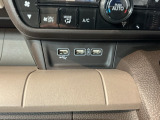 スマートフォンなどの充電に便利なUSBジャック。運転席からも助手席からも使いやすいです。