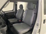厚みがあって、座り心地のいいシート。運転席も助手席もリラックスしてゆったりと座れます♪