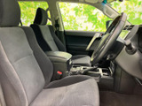 座り心地の良いシートで、長距離運転も快適。運転に集中できる空間が広がります。広々とした室内空間が魅力です。