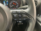前方の車との車間を設定し、スピードを上げたり緩めたりを自動で行ってくれる追尾式の「レーダークルーズ」。上級装備の一つです!高級車にしかつかない嬉しい機能です。