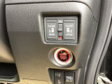 パワースライドドアの開閉はスマートキーのリモコンやドアノブは勿論、運転席側のスイッチ操作でも開閉ができ、安全・簡単です。