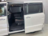 【両側オートスライドドア】子供を乗せたりするのにも隣の車を気にせずストレスフリー★雨の日などはリモコンキーからドアの開閉ができてとても便利な両側オートスライドドア★