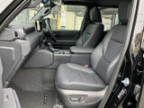 運転席からの視界は良好。操作性にも優れ、快適なドライビングをサポートします。上質な素材と丁寧な作りが魅力です。