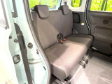 広々とした2列目シートは居住性が高く、居心地も快適!友達や家族とのお出かけにぴったりです。ベビーシートやチャイルドシート使用時も快適にお過ごしいただける十分な空間を確保しています。