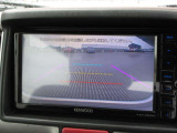 カラーで後方映像をモニターに映し出してくれるので、ショッピングモールのような狭い駐車場であったとしても障害物を見つけ、楽々駐車することができますね。
