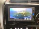 【バックカメラ】運転が苦手な方も車庫入れラクラクです!ギアをリバースに入れれば自動的に切り換わりますので、面倒な操作は不要です♪狭い駐車場もお車を傷つけず安心ですね!