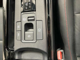 指先でパーキングブレーキの操作ができます。ブレーキホールドもついているので停止中に、ブレーキペダルから足を離しても停止状態を維持し続けてくれます。信号待ちなどの際に非常に便利です。