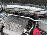 【STIタワーバー】お車の剛性を高めるタワーバーを装備。よりスムーズなコーナリング走行が可能となり、走りも楽しめます。