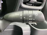 操作しやすい位置に配置されたウインカーレバー。スムーズな操作で、安全な車線変更をサポートします。