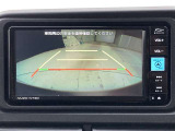 こちらのバックカメラは画面にラインが表示されておりますので、バック時のクルマの進行方向の目安になります。より高いレベルで車庫入れをサポートする、便利な機能ですね。