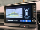 リバースギアに入れるだけで後方の表示へ切り替わります。夜間や雨の日の駐車も楽になりますよ。