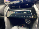 デュアルエアコンとは、運転席と助手席で、個別に温度設定ができる機能です。気温の感じ方は、人それぞれ違うもの。乗る人に優しい機能ですね。