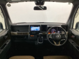 【前方視界】開放的な前方視界!運転がしやすく疲れにくいです♪窓が大きく、見通しがとっても良いおクルマですよ♪