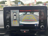 【全方位型モニター】クルマを上空から見下ろしているかのように、直感的に周囲の状況を把握できる全方位型モニター。狭い場所での駐車でも周囲が映像で確認できます。