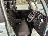 フロントシートはベンチシートです。インパネシフトで足元は広々。運転席と助手席はウォークスルーできます。