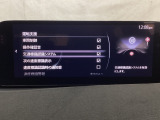 フォワードセンシングカメラで認識した交通標識をアクティブドライビングディスプレイに表示し、交通標識の見落とし防止を図り、安全運転を支援します。