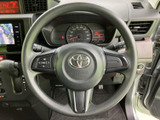 握りやすいステアリングは、運転の楽しさを向上させます。操作性にも優れており、スムーズなドライビングをサポートします。快適な運転空間です。
