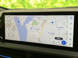 高精細な地図画面が、目的地までのナビゲーションをサポート。スムーズなルート案内で、快適なドライブを楽しめます。運転に集中できる、頼れる相棒です。