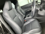 ゆったりと座れるシートが快適なドライブを約束。上質な素材が、車内空間を上質なものへと変えます。長距離運転でも疲れにくい設計です。