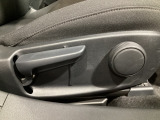 運転席にはドライバーの体型や好みに応じて前後方向だけでなく、高さの調整ができるシートリフターを装備!