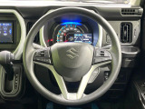 インテリアに合わせたデザインのステアリングは、運転される方のことも考え、運転しやすい形状、大きさです。是非一度、実際に触ってお確かめください。