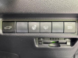 【パワーバックドア】スマートキーや運転席のボタンを押すだけでリアゲートが自動で開閉します!荷物を持っている時や、高い位置にあるバックドアを閉める際に便利な機能です♪