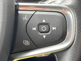 【ステアリングスイッチ】運転中、前方から目線をそらさずにオーディオ等の操作ができるよう、適切に配置されたスイッチ類。安心&快適なドライブを演出してくれる便利な機能です。