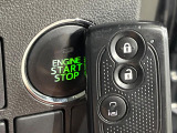 【キーフリーシステム】カバンやポケットに入れたままでもドアの施錠・解錠が可能なスマートキーを装備。エンジンのオン・オフ時もカギを取り出す必要が無いからとっても便利です♪