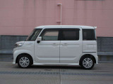 純正アルミで全体的にデザインがまとまっています。車も人も、オシャレはまずは足元からですね。