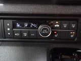 運転席からも手が届きやすく、操作しやすい空調コントロールパネル。オートエアコンなので操作の煩わしさが無くオールシーズン快適にドライブできます。快適空間で運転に集中できますね。
