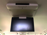 【後席モニター】家族や友人とお出かけする機会が多い方に大人気の後席モニターを装備!見やすい位置に画面がありテレビやDVDの視聴も快適!友達もお子様も、後席にしか乗らなくなるかも??