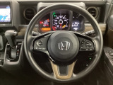 【ハンドル】運転にかかわる様々な操作を安全に行えるように視点移動が少なく操作性に配慮されたスイッチ類が凝縮されたコックピットです。