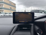 【バックカメラ】後退時に車両後方の映像をモニターに映す機能。目視できない死角を確認でき、衝突事故を防ぎます。駐車が苦手な方だけでなく全てのドライバーに必須の安全装備です。