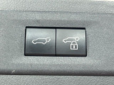 【パワーバックドア】スマートキーや運転席のボタンを押すだけでリアゲートが自動で開閉します!荷物を持っている時や、高い位置にあるバックドアを閉める際に便利な機能です♪