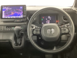 【ハンドル】運転にかかわる様々な操作を安全に行えるように視点移動が少なく操作性に配慮されたスイッチ類が凝縮されたコックピットです。