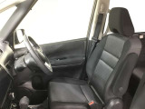 高いホールド性で運転姿勢が安定します。長距離ドライブでも疲れにくいのが魅力です。快適なドライビングライフをお送りください♪