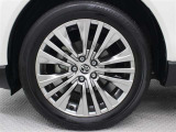 高輝度シルバー塗装された19インチアルミホイールが装着されています。タイヤサイズ225/55R19
