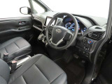 シンプルで使いやすいデザインの運転席です。