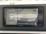 後方の状況を鮮明に映し出すバックモニター。駐車や車庫入れの際に、安全性を高めます。狭い場所でも安心です。