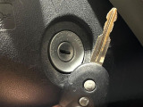 【キーレス】少し離れた場所からでもボタン一つでドアの開錠・施錠ができるのでとっても便利!ドアの鍵穴周りに傷をつけることもありません♪