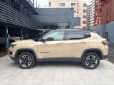ホイールアーチが台形なのはJeepのみのデザインになり、ここを見てもJeepとすぐ分かります!