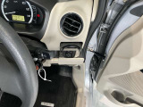 運転席側前部にドリンクホルダーあります♪運転中でも手が届きやすい位置にあって使い易いです♪