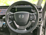 握りやすいステアリングは、運転の楽しさを向上。オーディオやハンズフリー通話の操作も簡単に行えます。快適なドライビングをサポートします。