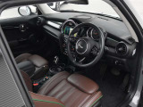 MINI Yoursのレザーシートやスポーツレザーステアリングを採用!