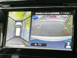 後方確認をサポートするモニター。駐車時の安全性を高め、狭い場所でも安心して操作できます。安全装備が充実しています。