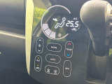 【オートエアコン】一度お好みの温度に設定すれば、車内の温度を検知し風量や温度を自動で調整。暑い&hellip;寒い&hellip;と何度もスイッチ操作をする必要はありません。快適な車内空間には必須の機能ですね♪