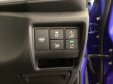 Hondaセンシング用の、VSA(ABS+TCS+横滑り抑制)解除と路外逸脱抑制機能のオンオフスイッチなどはハンドルの右側に装備しています。