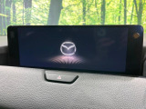 【12.3インチマツダコネクト】車内の雰囲気にマッチした大型ディスプレイ。スマホ接続でのナビ使用やBluetooth再生等、様々な機能が楽しめます。直感的なダイヤル操作が可能で、使い勝手も良好です。