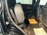 後席の座面をはねあげると、後席のあったスペースがそのまま高さのある荷室空間に!背の高い荷物も横にせずそのまま積み込めます。もちろん左右片方だけのアレンジも可能です。